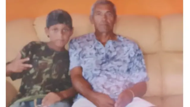 Mário ao lado do pai, durante a infância: