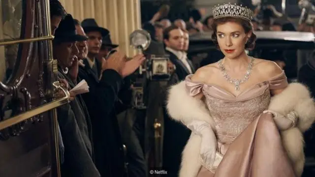 Tampilan lengkap Putri Margaret — dengan jaket bulu dan tiara — direka ulang untuk The Crown.