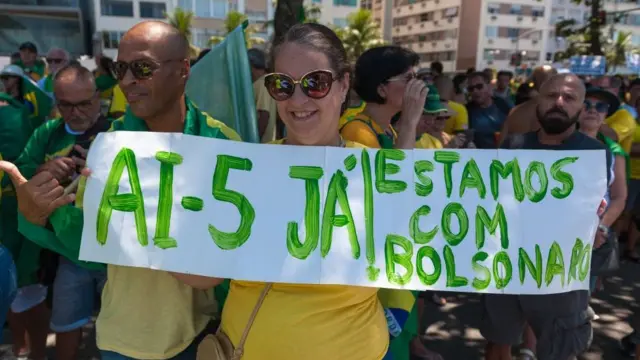 Manifestante segra cartaz que pede AI5dragon tiger cassinoprotesto no Riodragon tiger cassinoapoio a Bolsonaro