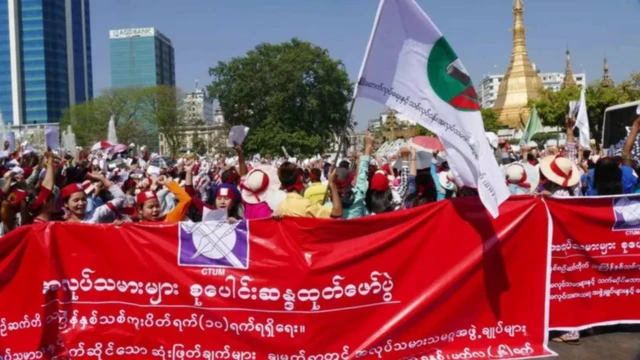 ၂၀၁၇ခုနှစ်၊ မတ်လက သင်္ကြန်ပိတ်ရက် ၁၀ ရက် ဆက်တိုက်ရရေး အလုပ်သမားတွေဆန္ဒပြခဲ့စဉ်။ (ပုံဟောင်း)