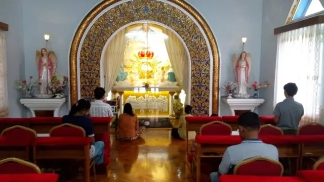 မျက်မှောက်ခေတ် မြန်မာပြည်က ကက်သလစ် ဘာသာဝင်တချို့ ဝတ်ပြုနေတဲ့ မြင်ကွင်း