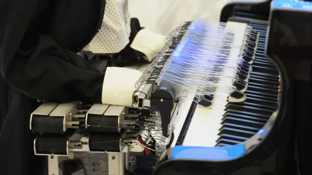 máquina tocando el piano