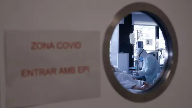 코로나19 치료 장비를 공급하는데 제한이 있다보니, 의사들은 장비를 사용해 치료할 환자를 결정해야만 한다