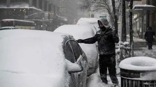 Vehículos cubiertos de nieve en Nueva York