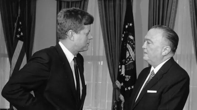 Джон Кеннеди (слева) и Джон Эдгар Гувер в Белом доме