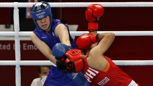 Sena Irie of Japan, (L), in action against Nesthy Petecio of Philippines, (R), during the Women's Feather Final Bout Boxing events of the Tokyo 2020 Olympic Games at the Ryogoku Kokugikan Arena in Tokyo, Japan, 03 August 2021.