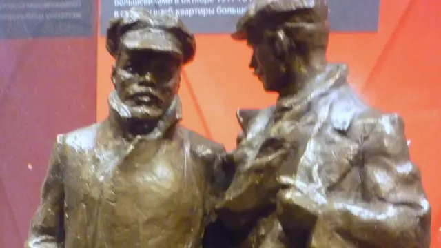 Lenin và vệ sĩ người Phần Lan của ông, Eino Rahja, vào đêm trước của Cách mạng tháng Mười (1917)