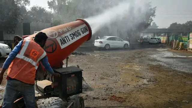 델리 당국은 도시의 높은 수준의 대기 오염을 줄이기 위해 노력하고 있지만, 그 노력이 충분하지 않다는 비판을 받고 있다