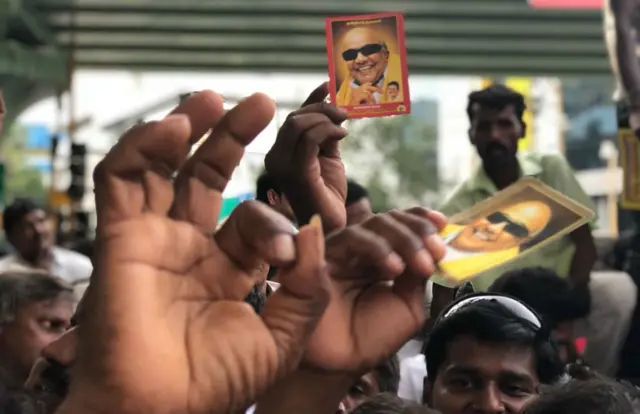 కరుణానిధి కోసం విలపిస్తున్న పార్టీ కార్యకర్తలు