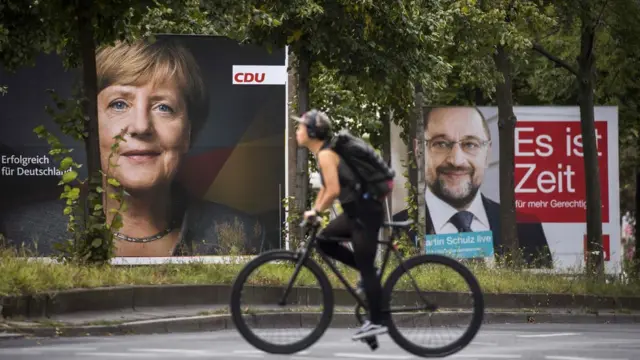 Almanay'dan seçim afişleri