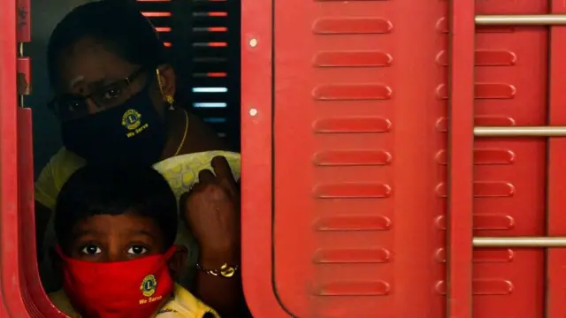 கோவிட்-19: பேருந்து, ரயில் மற்றும் மெட்ரோ ரயிலில் பாதுகாப்பாகப் பயணிப்பது எப்படி?