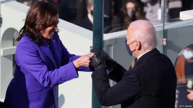 කමලා හැරිස් දිවුරුම් දීමෙන් අනතුරුව නව ජනපති සමඟ