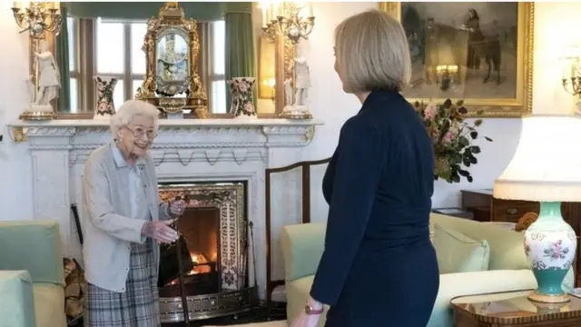 الملكة إليزابيث وليز تراس