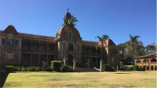 ఈ భవనాలన్నీ బానిసలుగా మార్చిన పిల్లలతో పనిచేయించి నిర్మించారు.