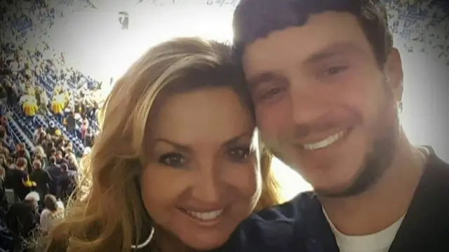 桑尼·梅尔顿来自田纳西州。他为了护住妻子希思，背部中枪身亡。