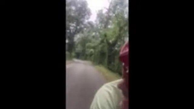 دوچرخه‌سواری که چند بار پرندهٔ شکاری دراستافورشایر به او حمله کرده است