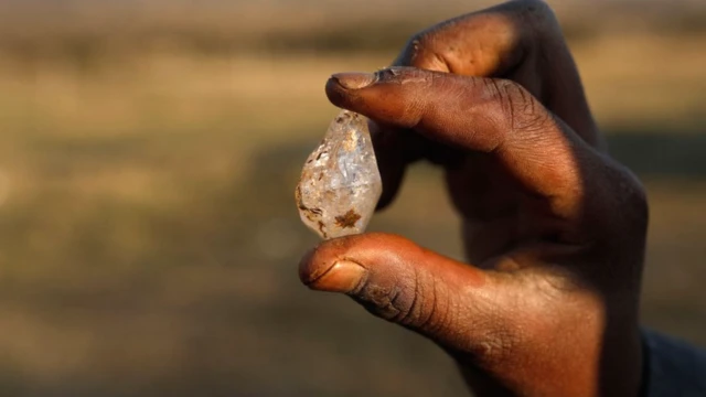 Abantu batanguye kwiruka kwimba inyuma y'aho umuntu aragiye ibitungwa atoreye ico yibajije ko ari diayama