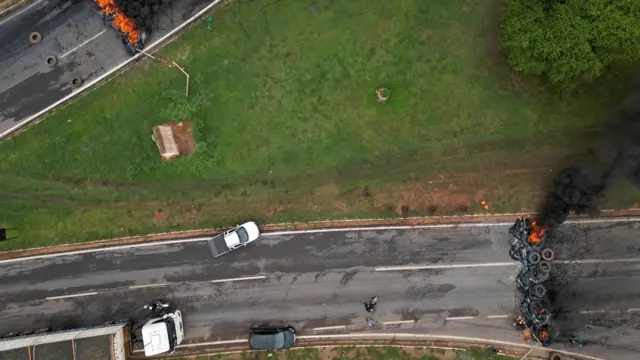 Vista aérea mostra estradas com barricadascomo fazer cadastro no pixbetfogo e um caminhão