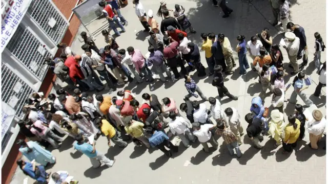 एडमिशन के लिए भीड़