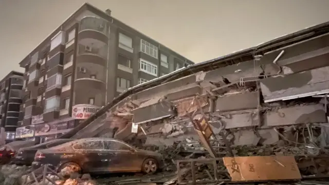 भूकंप से गिरी इमारत