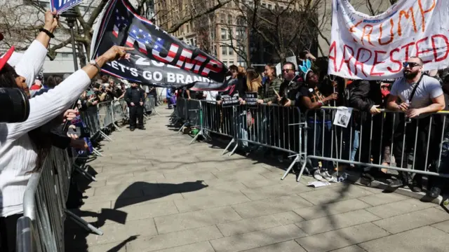 Поліція розділила супротивників та прихильників Трампа, які зібралися біля суду