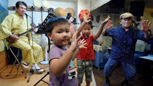 Japon çocuklar ve yaşlılar