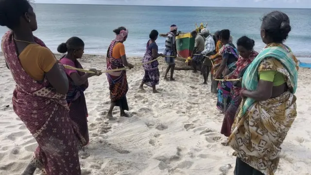 கப்பலை இழுக்கும் மீனவர்கள்