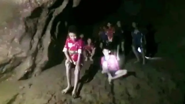 థాయ్‌లాండ్ గుహలో చిక్కుకుపోయిన బాలురు