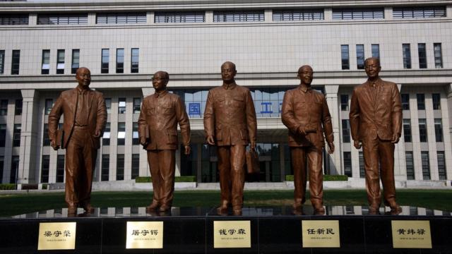钱学森与“航天四老”铜像雕塑群在北京落成