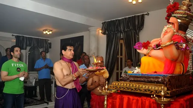 जीतेंद्र अपने घर में गणपति पूजा करते हुए