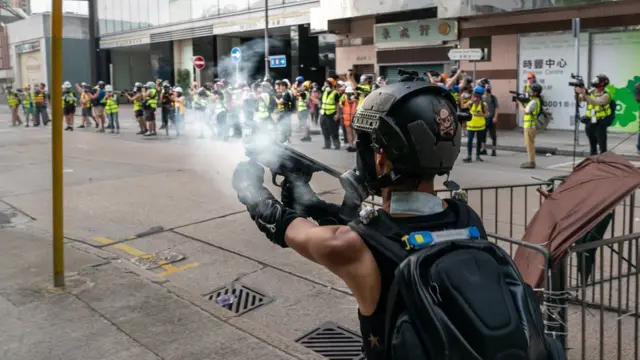 示威者武器升級令政府和警方擔心。