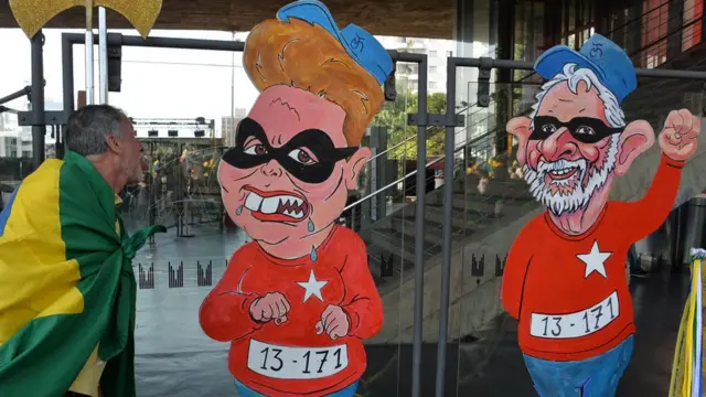 Caricaturas de Dilma Rousseff y Lula Da Silva como presidiarios.