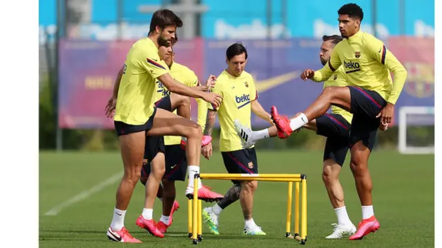 لاعبو برشلونة أثناء مران
