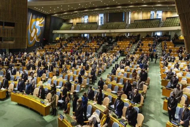 บรรดาทูตยืนสงบนิ่งในช่วงเริ่มการประชุมสมัชชาใหญ่สหประชาชาติเมื่อ 28 ก.พ. 2022 เพื่อพิจารณามติประณามปฏิบัติการทางทหารของรัสเซียในยูเครน