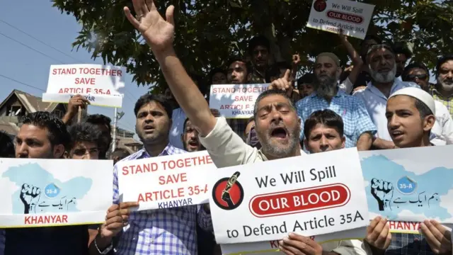 આર્ટીક્લ 35 Aનો વિરોધ કરી રહેલા લોકો