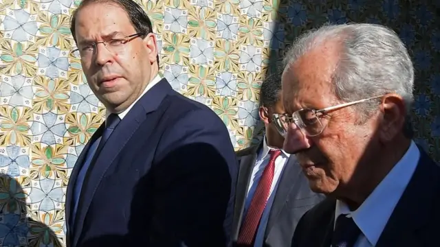 رئيس البرلمان التونسي محمد الناصر (يمين) بعد أداء اليمين الدستورية كرئيس مؤقت مع رئيس الوزراء يوسف شاهد