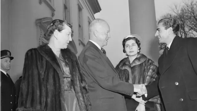 دوایت آیزنهاور ورود محمدرضا شاه پهلوی و ملکه ثریا را به کاخ سفید خوش‌آمد می‌گوید