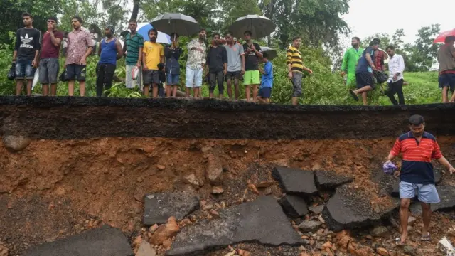 মালাডে ধ্বংসস্তূপের নিচে চাপা পড়াদের উদ্ধারের চেষ্টা দেখছেন স্থানীয়রা