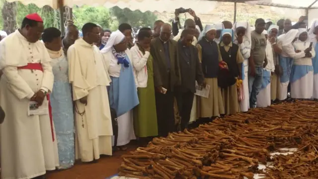 Musenyeri mukuru wa Gitega Simoni Ntamwana yarongoye igisabisho mu kwezi kwa mbereco gusabira abaguye muri ubwo bwicanyi