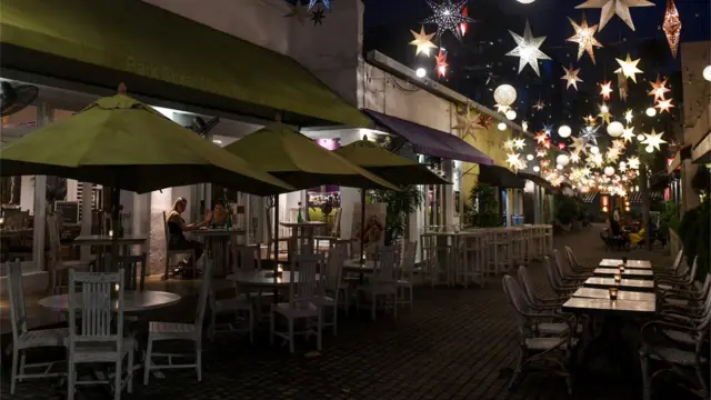 ผู้คนกว่า 800 คน เคยมาสังสรรค์กันที่ถนนเส้นนี้ วันนี้เหลือไม่กี่สิบคน