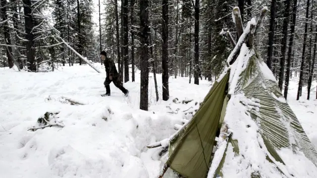 Морозным январским утром американский военнослужащий проходит курсы выживания