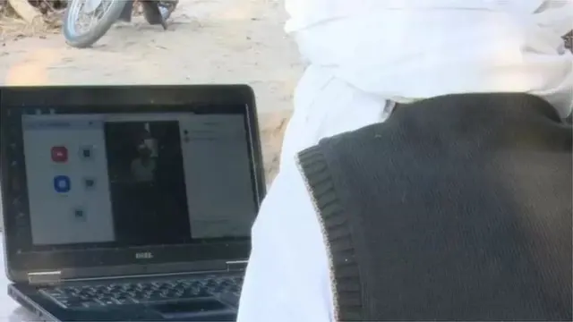 Mwanaume akiwa kwenye mawasiliano kwa njia ya kompyuta