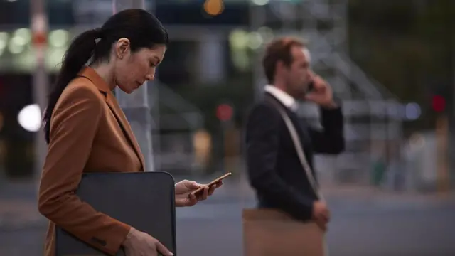 Жінка зі смартфоном