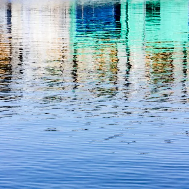 Ondas en agua cerca a casas