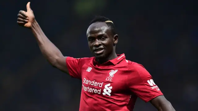 Sadio Mané de Liverpool lors du match de Premier League opposant le Watford FC et le Liverpool FC au Vicarage Road le 24 novembre 2018 à Watford, au Royaume-Uni
