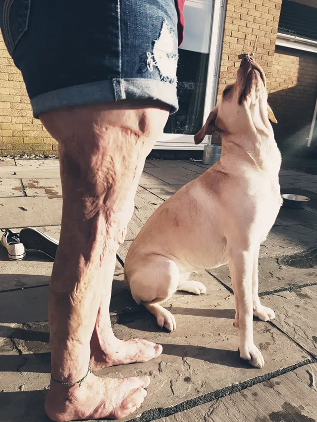 Laura brinca com seu cachorro