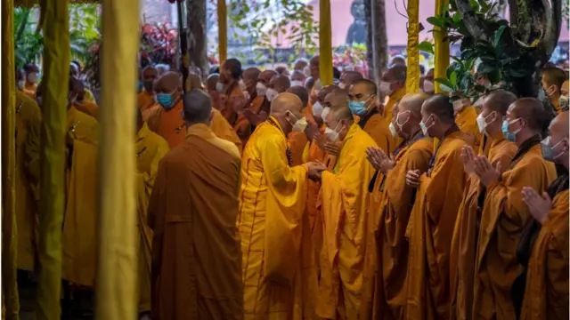 بودھ راہب اپنے اس مخصوص رنگ کے لباس سے ساری دنیا میں پہچانے جاتے ہیں