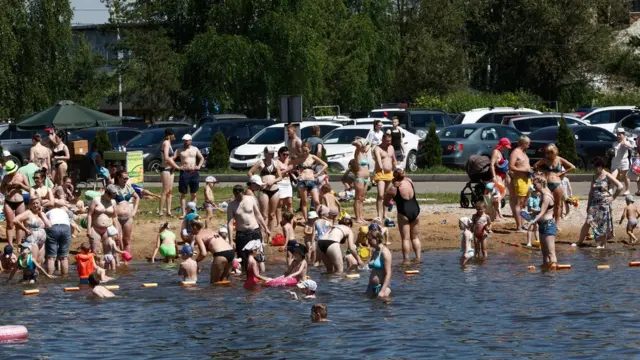 посетители пляжа Клязьминского водохранилища