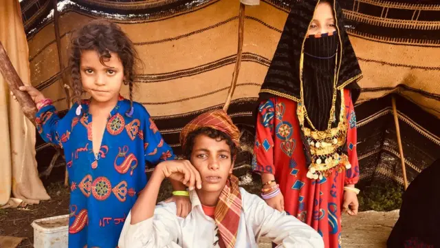 ጓል ኣንስተይቲ ራሻይዳ፡ ቆልዓ ሓሙሽተ ዓመት ምስ ኮነት ኣትሒዙ፡ ብዘይካ ዓይና ሙሉእ ገጻ ብዕንቚ ብዘጌጸ ጨርቂ ትሽፍን