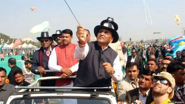 मुख्यमंत्री विजय रुपाणी यांनी कमळाच्या आकाराचा पतंग उडवत राजकीय संदेश देण्याचा प्रयत्न यावेळी केला.